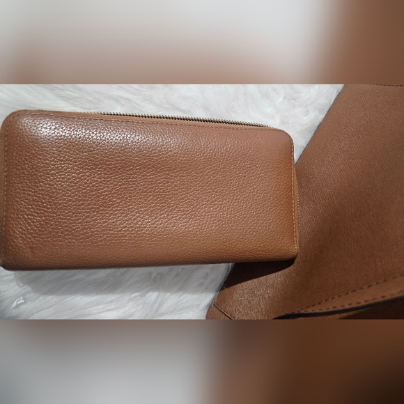 Michael Kors Tan Tote Bag and Wallet Set - Picture 7 of 9